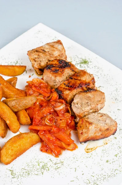 Carne de porco grelhada kebab — Fotografia de Stock