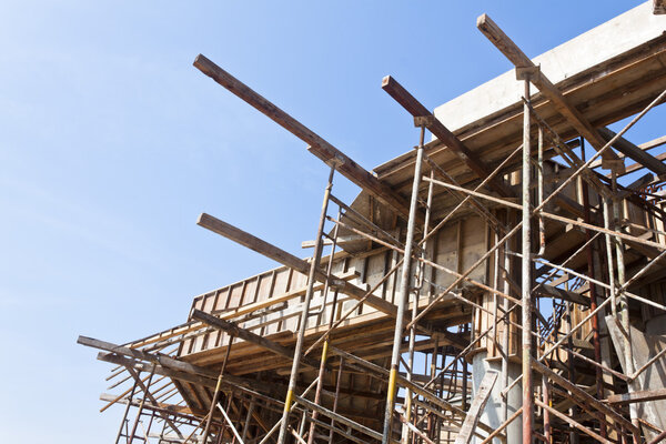 Erection of timber formwork for concrete beams