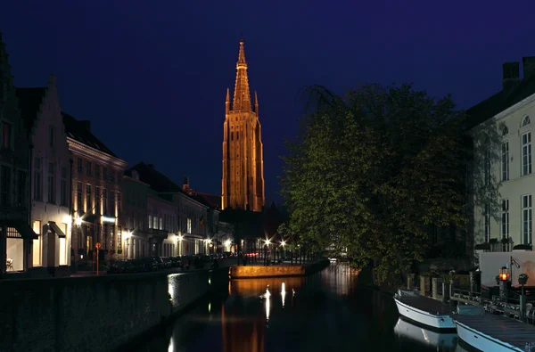 Bruges Nacht Aufnahme von Kirche unserer Dame — Stockfoto