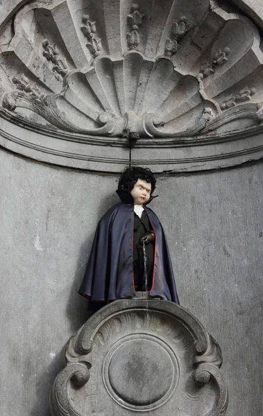 Manneken pis in Brüssel als Dracula verkleidet — Stockfoto