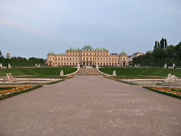 Distant view of Belvedere Palace in Vienna — Zdjęcie stockowe
