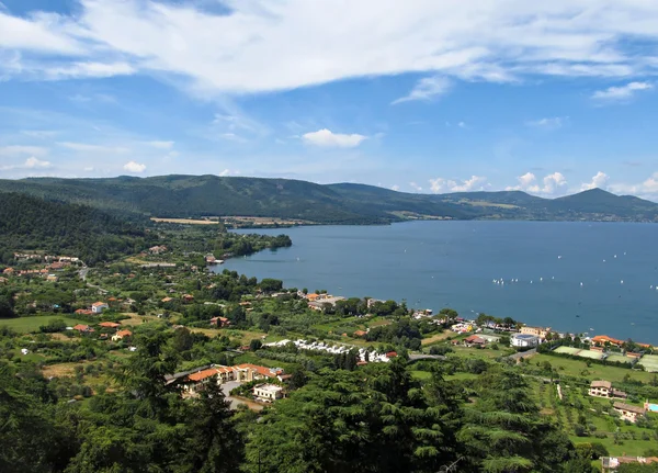 Панорамный вид на озеро Браччано — стоковое фото