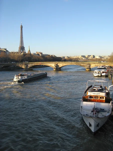 在巴黎塞纳河 — 图库照片