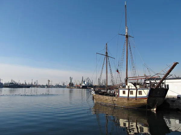 Oude schip in de haven van kalm water — Stockfoto