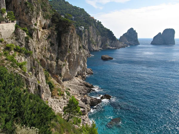 Capri Adası Faraglioni kaya oluşumu — Stok fotoğraf
