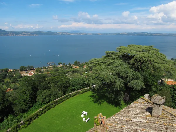 Bracciano Gölü panoramik görünüm — Stok fotoğraf
