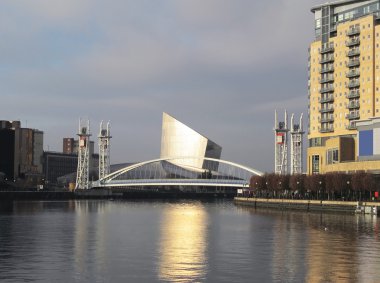 Manchester millennium kaldırma yaya köprüsü