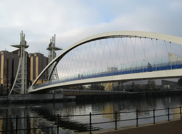 Манчестер Милленниум Подъем пешеходного моста — стоковое фото