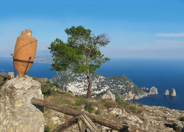 En yüksek noktasına monte solaro görünümünden Capri Adası — Stok fotoğraf