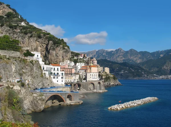 Vista lejana de Atrani en la costa de Amalfi — Foto de Stock