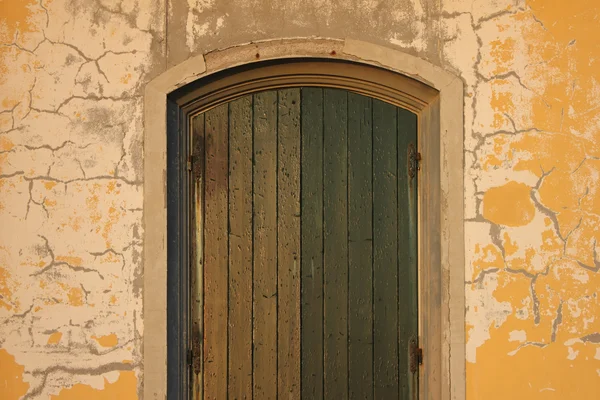 Eski ahşap kapı duvar çatlakları ile — Stok fotoğraf