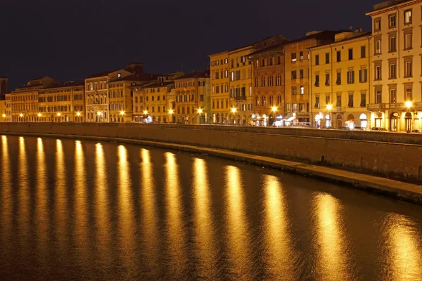 Pisa rivier nacht weergave in Italië — Stockfoto