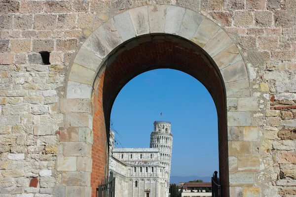Entrada a la plaza dei miracoli en Pisa — Foto de Stock