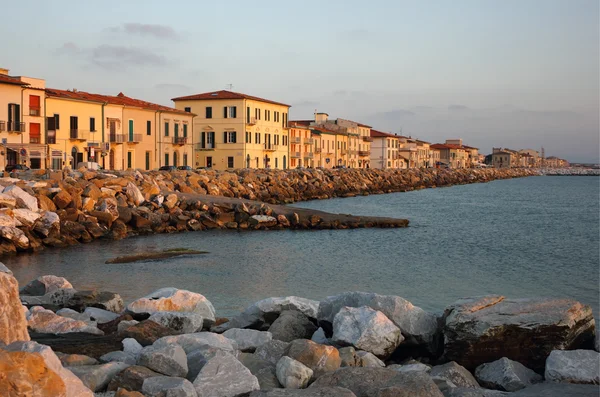 Marina di pisa slunce pohled na město — Stock fotografie