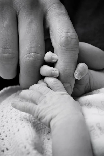 Χέρια πατέρα και μωρού. — Φωτογραφία Αρχείου