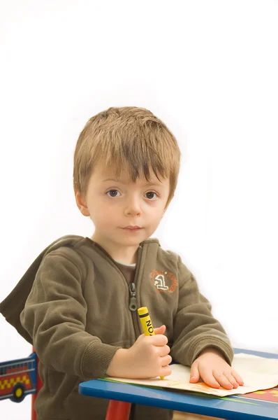 Мальчик рисует карандашом — стоковое фото