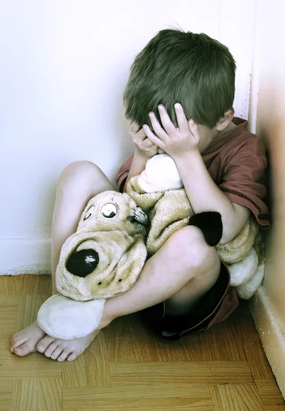 Pojęcie krzywdzenia dzieci. — Zdjęcie stockowe