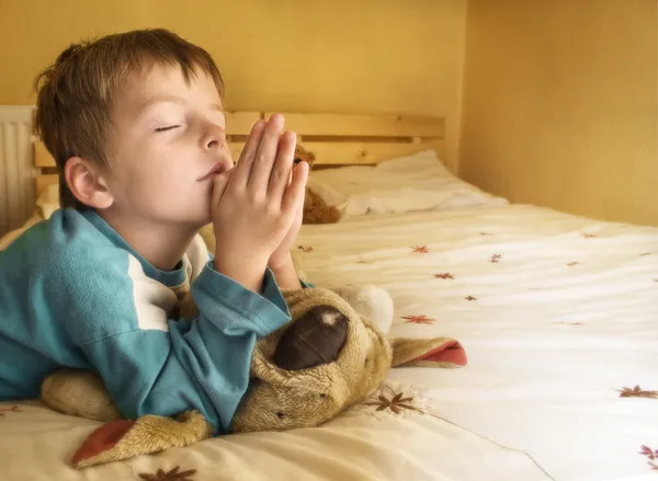 Маленький мальчик молится . — стоковое фото