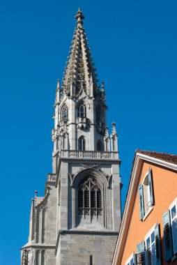 Açık mavi gökyüzü kule constance Kilisesi