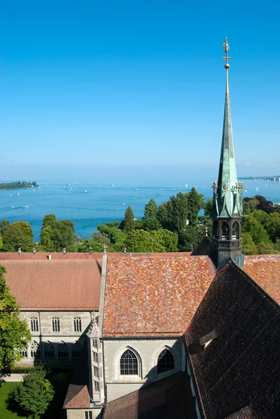 Boden lake en kerk toren in Konstanz — Stockfoto