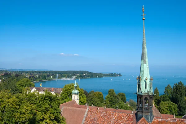 Constance kerk toren tegen duidelijk blues hemel — Stockfoto