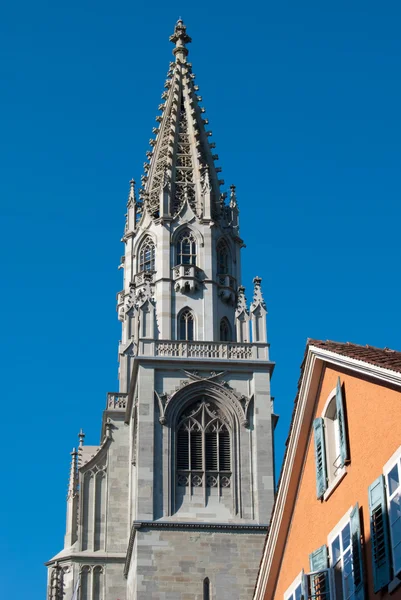 Wieża w Konstancji Kościół przeciw błękitne niebo — Zdjęcie stockowe