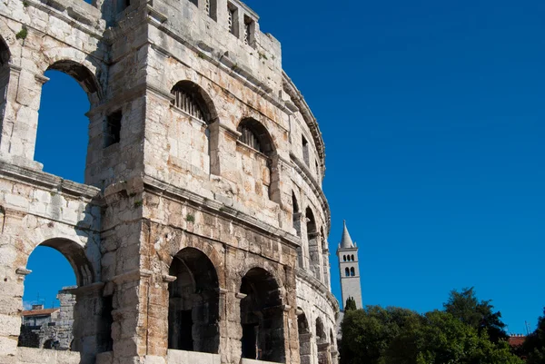 Koloseum i wieża kościoła w puli — Zdjęcie stockowe