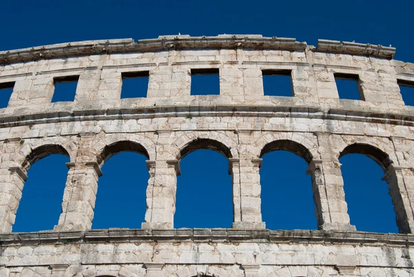 Pula Koloseum przeciw błękitne niebo — Zdjęcie stockowe