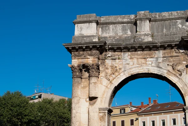 Ancienne arche romaine dans le centre-ville de Pula — Photo