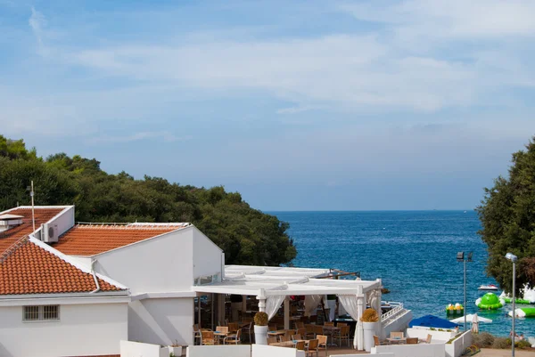 Accogliente bar sulla spiaggia mediterranea — Foto Stock