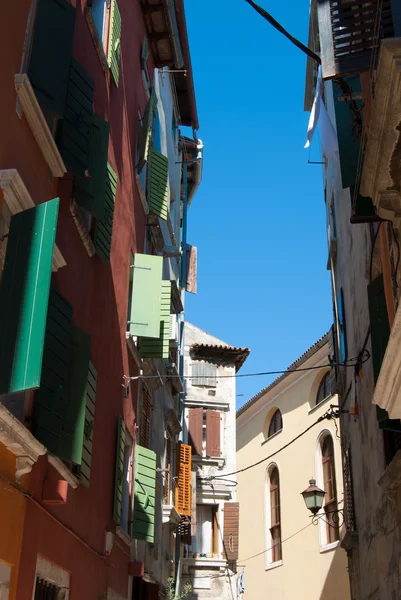 ロヴィニの旧市街の鎧戸付きの窓 — ストック写真