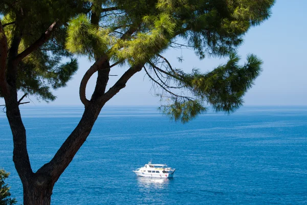 Fehér idegenforgalmi csónakot a nyugodt tenger — Stock Fotó