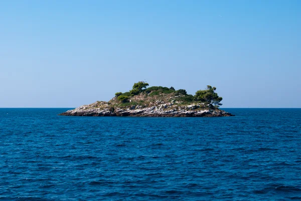 Tiny island in Mediterranean Sea — Stock Photo, Image
