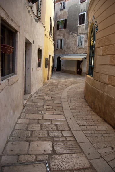 Calle estrecha en el casco antiguo medieval de Porech —  Fotos de Stock