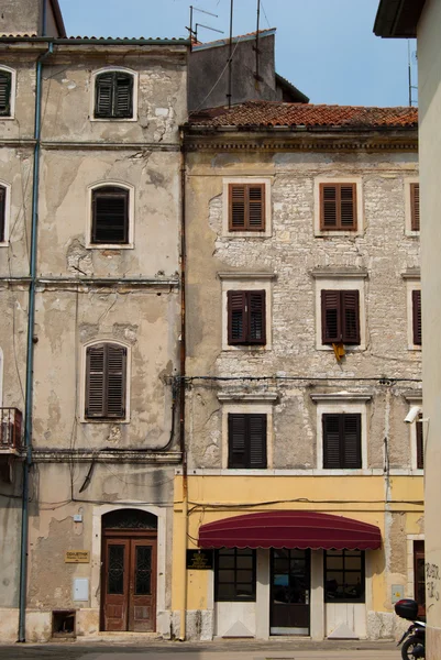 Fachada da casa em Pula cidade velha — Fotografia de Stock