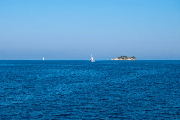 Yacht et une île — Photo