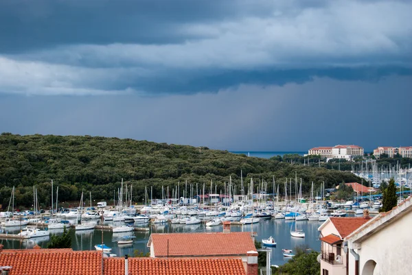 Harbour with yachts under heavy clouds — Stock Photo, Image