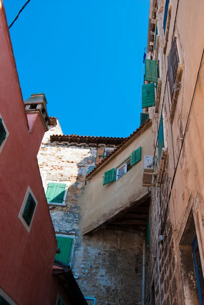 Rua medieval acolhedora de Rovinj — Fotografia de Stock