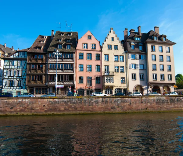 Mittelalterliche Häuser am Wasser in Straßburg — Stockfoto