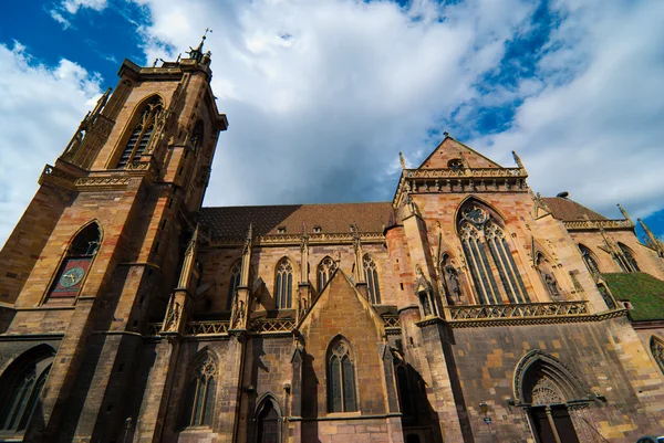 Igreja gótica contra céu nublado, Colmar, Alsácia, França — Fotografia de Stock