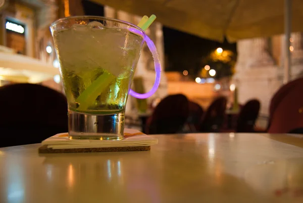 Cocktail in der Nacht lizenzfreie Stockfotos