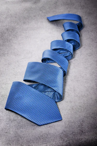 Blaue Krawatte aus Seide auf einer Spirale — Stockfoto