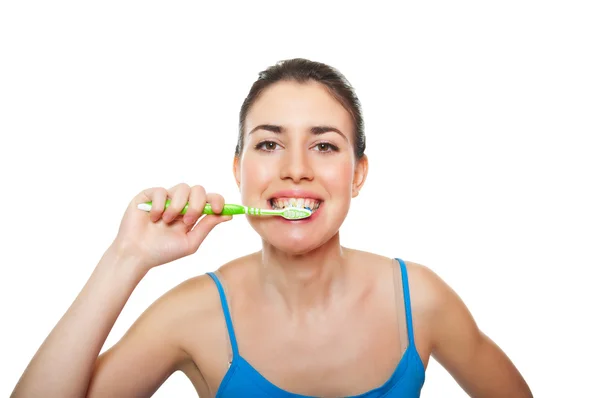 Милая и счастливая женщина чистит зубы — стоковое фото