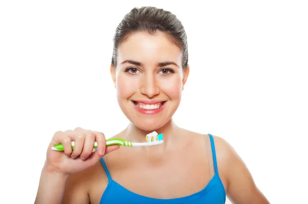 Mujer linda y feliz cepillándose los dientes — Foto de Stock