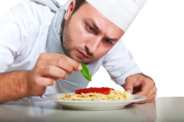 Portret van een chef-kok voorbereiden diner zorgvuldig — Stockfoto