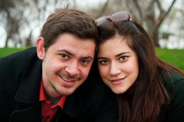Retrato de una hermosa pareja joven —  Fotos de Stock