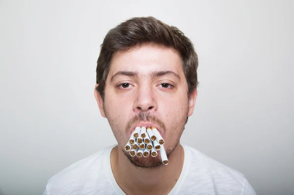 Man med cigaretter i munnen — Stockfoto