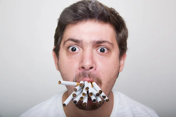 Hombre sosteniendo cigarrillos en su boca —  Fotos de Stock