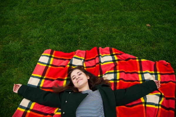躺在草地上，一个美丽的年轻女性的肖像 — 图库照片