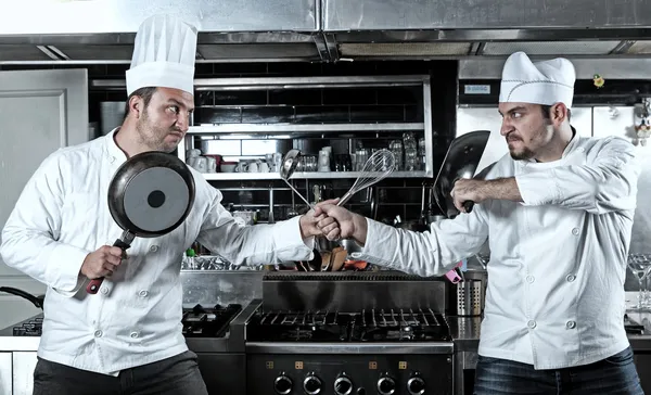 Retrato de dois chefs lutando — Fotografia de Stock